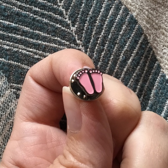 Baby feet pin - Picture 2 of 3